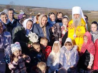 На Тернопольщине митрополит УПЦ освятил часовню и поклонный крест