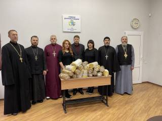 На Днепропетровщине священники УПЦ передали волонтерам воск для окопных свечей