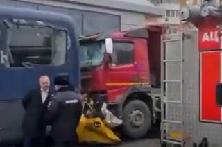 Появилось видео, как в центре Москвы грузовик раздавил такси