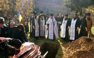 В трех епархиях священники УПЦ отпели погибших защитников Украины
