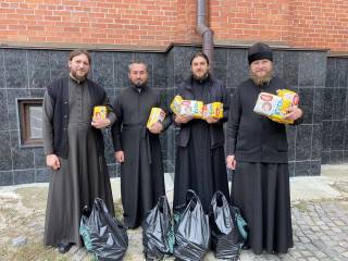 На Киевщине священники УПЦ передали продуктовые наборы нуждающимся