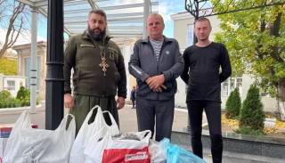 В Одессе священник УПЦ передал гумпомощь военным ВСУ, которые находятся в больнице