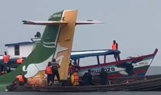 Появилось видео с места падения самолета в озеро в Танзании
