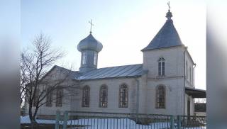 На Киевщине при попытке захвата храма УПЦ сторонники ПЦУ бросали камни в женщин и избили диакона