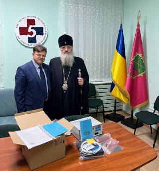 В Запорожье митрополит УПЦ передал оборудование медикам