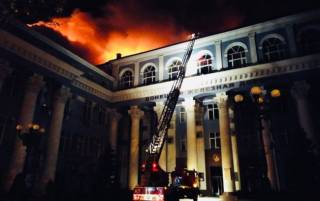В центре Донецка после взрывов произошел масштабный пожар