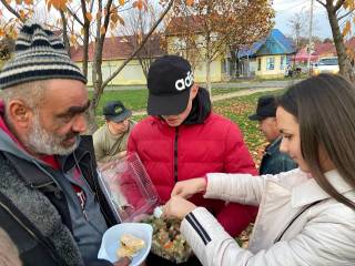 На Закарпатье православные волонтеры УПЦ кормят бездомных