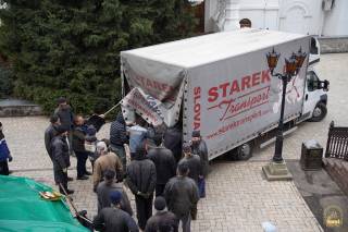 Шепетовская епархия УПЦ отправила 14,5 тонн гумпомощи Святогорской лавре