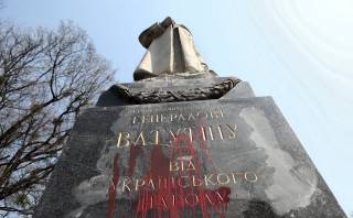 В Киеве демонтируют два известных памятника