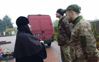В Овруче монастырь УПЦ передал гуманитарную помощь ВСУ