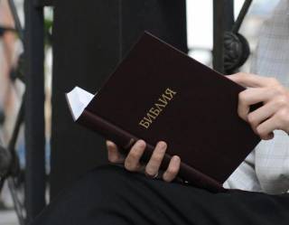 Священник УПЦ рассказал, как избежать ошибок при чтении Библии