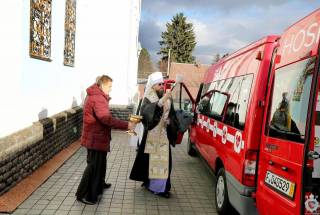 Житомирская епархия УПЦ передала спецавтомобиль в военный госпиталь