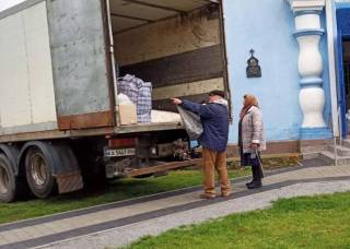 На Житомирщине верующие УПЦ передали помощь в гуманитарный штаб