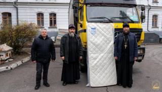 Киевская епархия УПЦ передала гуманитарную помощь в Святогорскую лавру