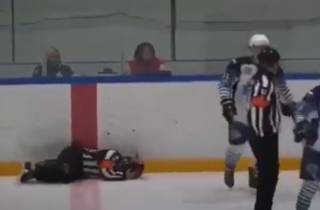 Появилось видео, как в России хоккеист избил арбитра прямо во время матча