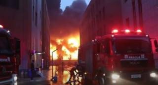 Появилось видео жуткого пожара на заводе в Китае
