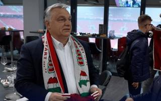 Орбан попал в скандал из-за шарфа с картой «Великой Венгрии»