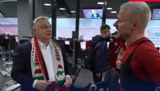 Орбан попытался оправдаться за шарф с «Великой Венгрией»