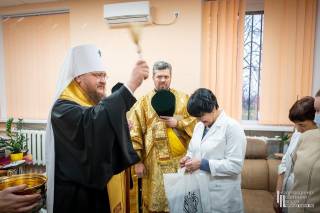 На Черкасчине митрополит УПЦ передал в больницу медицинское оборудование