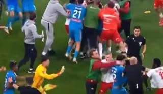 Появилось видео эпичной драки между двумя известными российскими футбольными командами