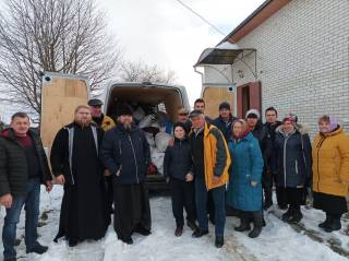 На Хмельнитчине верующие УПЦ передали гуманитарную помощь нуждающимся