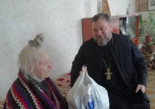 На Киевщине УПЦ передала продуктовые наборы для пенсионеров и инвалидов