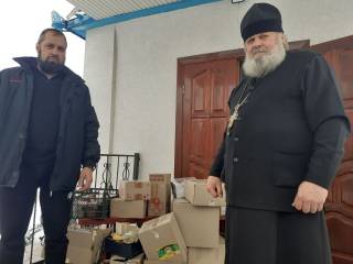Нежинская епархия УПЦ передала гуманитарную помощь в дом престарелых и военным на передовую