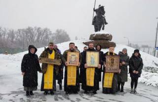 В Киеве священники и верующие УПЦ прошли крестным ходом с мощами святых воинов о мире в Украине