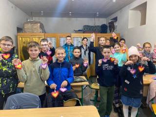 Дети киевских храмов УПЦ делают окопные свечи для ВСУ