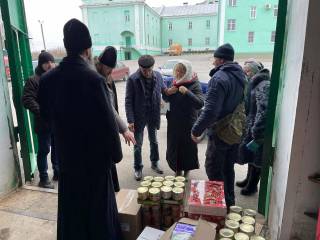 На Виннитчине митрополит УПЦ передал гуманитарную помощь ВСУ