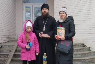 На Полтавщине священник УПЦ передал гумпомощь заключенным в Крюковскую исправительную колонию