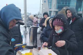 На столичном вокзале УПЦ кормит сотни нуждающихся и бездомных