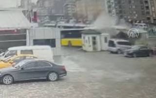Опубликовано видео эпичного ДТП с участием автобуса и трамвая в Стамбуле