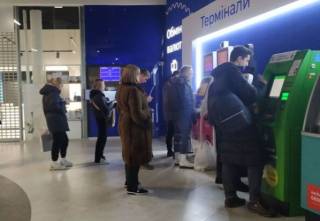 Как снять деньги с карты в Украине, если банкоматы ограничивают выдачу, а в магазинах и на заправках не хватает налички