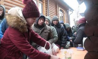 В Киеве храм УПЦ ежедневно кормит сотни нуждающихся