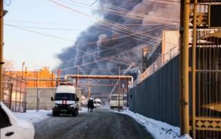 В российском Барнауле пылает крупный шинный завод