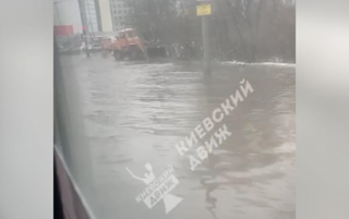 В Киеве из-за прорыва трубы дорога ушла под воду