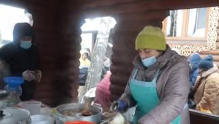 При столичном храме УПЦ ежедневно кормят более 200 переселенцев и нуждающихся