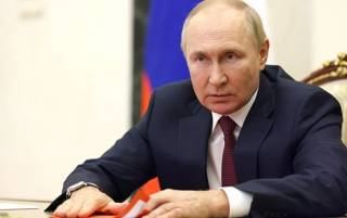 Путин впервые за 10 лет отменил ежегодную пресс-конференцию. Всему виной падение с лестницы?