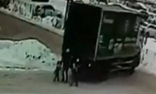 Появилось видео, как в России грузовик переехал крошечную девочку