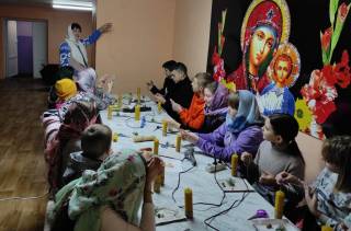 На Ровенщине дети воскресных школ УПЦ делают окопные свечи для защитников Украины