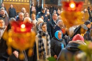 В УПЦ рассказали, зачем женщинам покрывать голову в храме