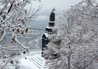 Киев начало основательно штормить – город заносит снегом