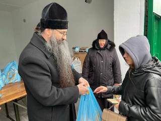 Винницкий митрополит УПЦ передал гуманитарную помощь переселенцам