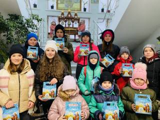 В столице Социальный отдел УПЦ передал 200 подарков детям-переселенцам