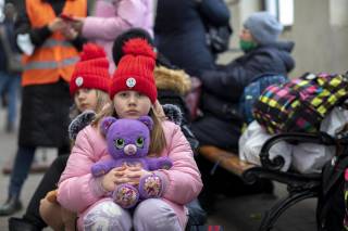 Почти половина украинских детей из-за войны вынуждены учиться за границей