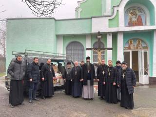 Винницкий митрополит УПЦ передал гуманитарную помощь в зону боевых действий