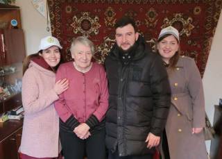 В Одессе священники УПЦ передали продуктовые наборы пенсионерам