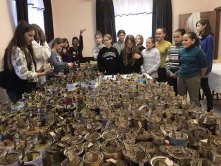 На Кировоградщине дети воскресных школ УПЦ делают сотни окопных свечей на фронт