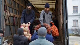 Волонтеры Черновицкой епархии УПЦ доставили 20 гуманитарной помощи в Святогорскую лавру